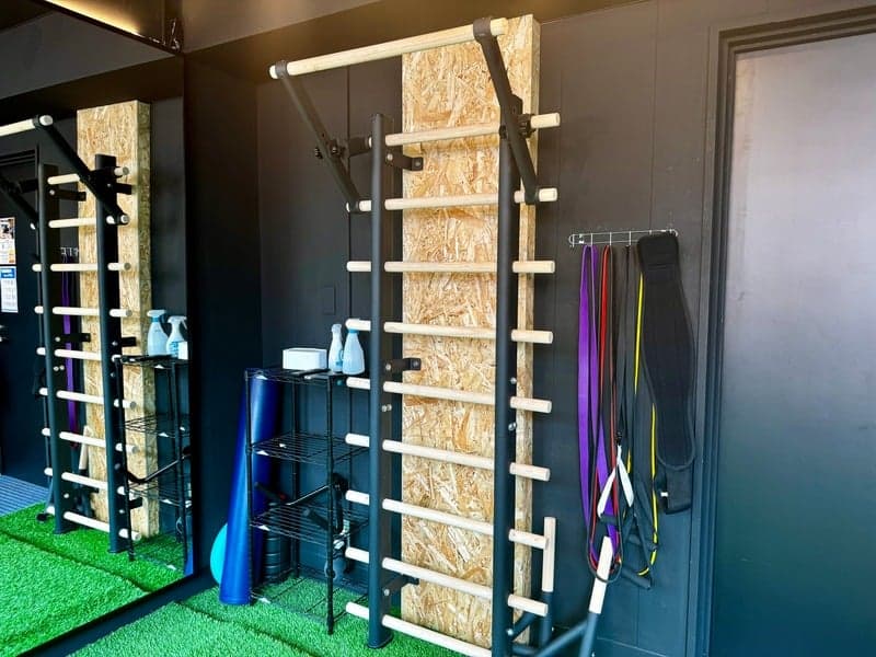 ストレッチに使える肋木と大型ミラー
